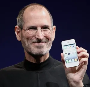  史蒂夫·乔布斯在WWDC 2010上手持iPhone 4的照片